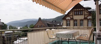 Grand appartement de vacances confortable avec grand balcon, vue sur le Rhin et le château