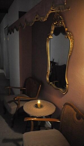 Interior - Cozy Spacious Holiday Apartment with Large Balcony, Rhine View, and Piano (Bacharach)