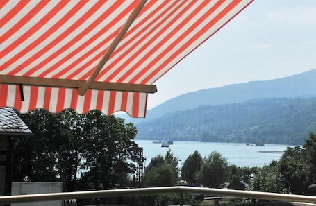 Property grounds. Cozy Spacious Holiday Apartment with Large Balcony, Rhine View, and Piano