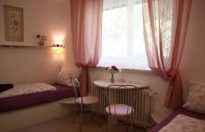 3 bedrooms, iron/ironing board, free WiFi, bed sheets - Cozy Spacious Holiday Apartment with Large Balcony, Rhine View, and Piano (Bacharach)