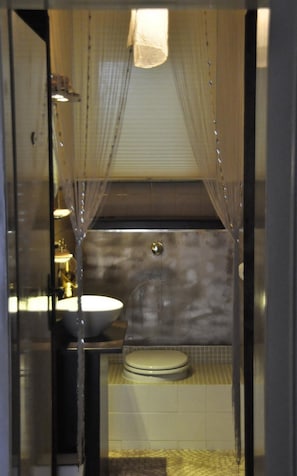 Douche, sèche-cheveux, serviettes fournies