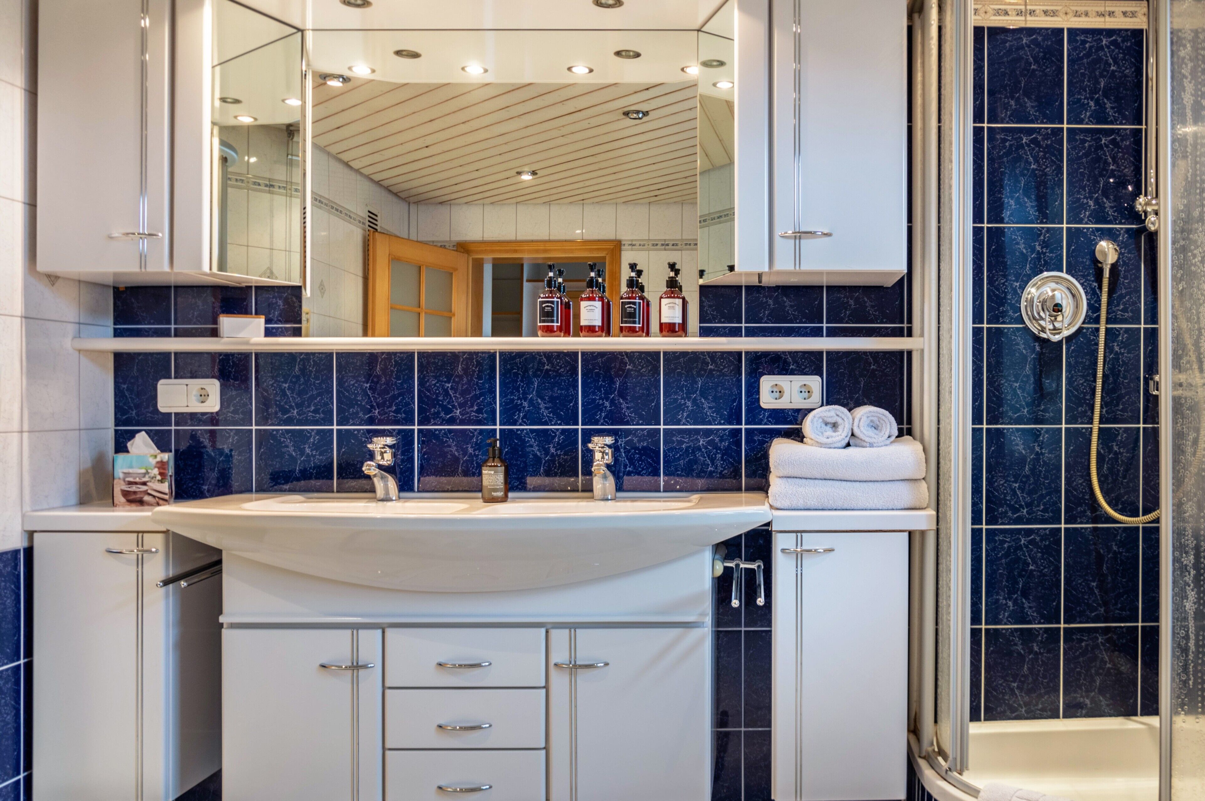 Dusche, kostenlose Toilettenartikel, Haartrockner, Handtücher