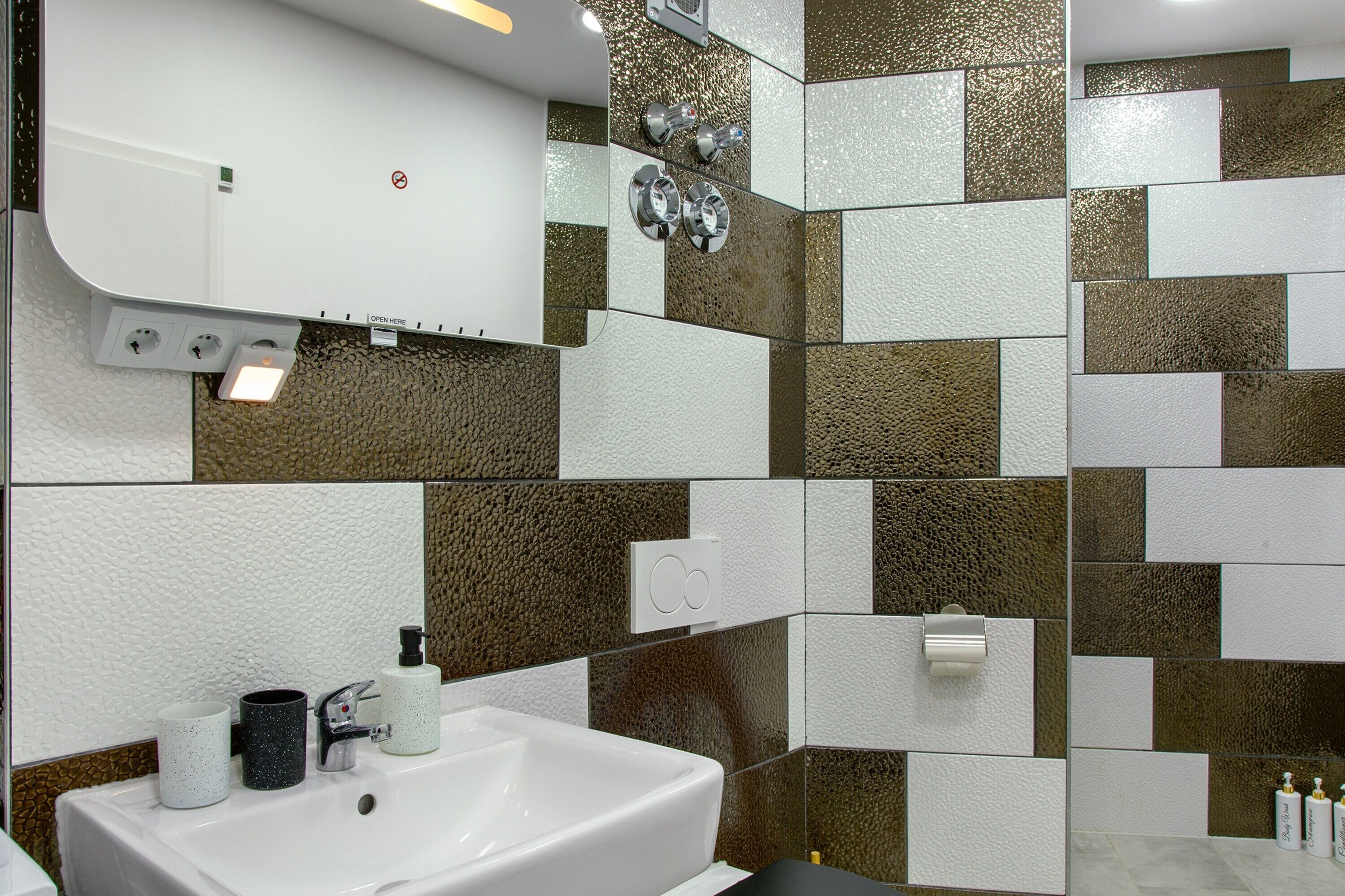 Een douche, een haardroger, handdoeken