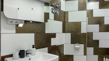 Een douche, een haardroger, handdoeken