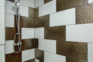 Chuveiro, secador de cabelo, toalhas de banho 