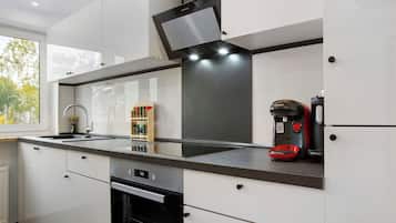 Frigorífico, microondas, horno y placa de cocina