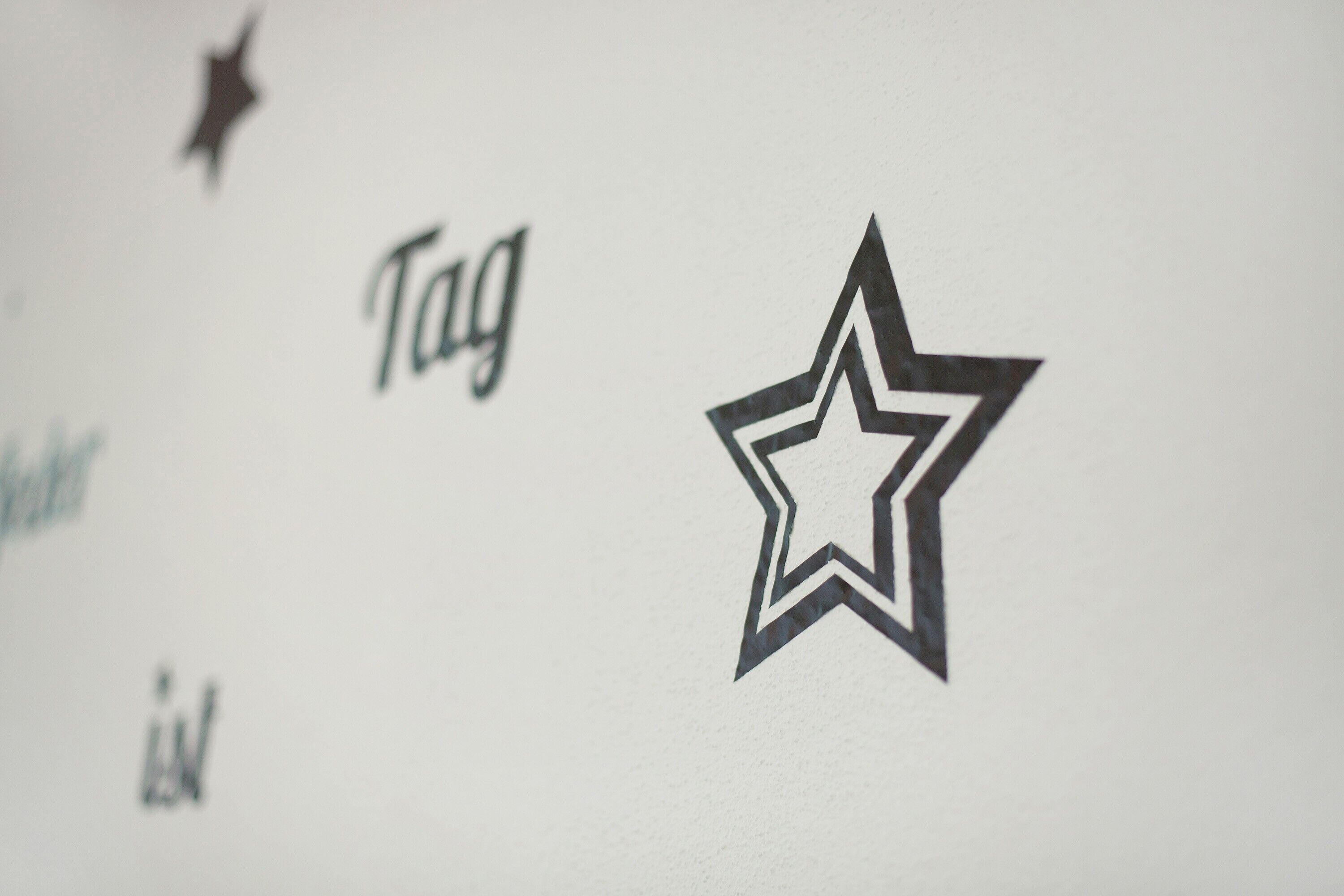 Un logo a stella e la parola 'Tag' su sfondo bianco.