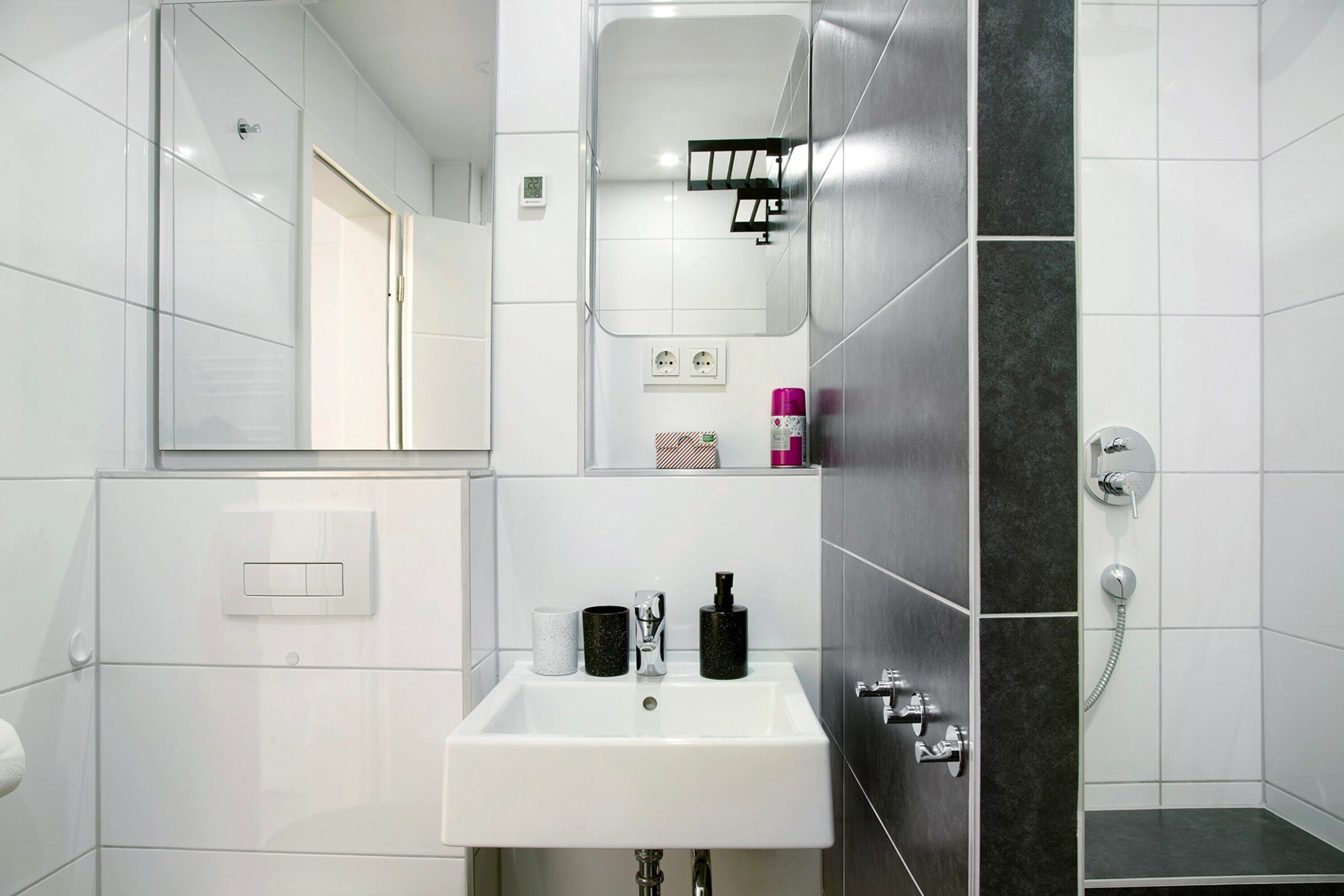 Een douche, een haardroger, handdoeken