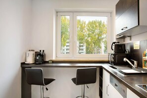 Fridge, microwave, oven, stovetop - Apartment 'Neuburg 6 - New' with Balcony and Wi-Fi (Neuburg an der Donau)
