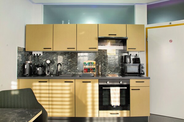 Réfrigérateur, micro-ondes, four, plaque de cuisson