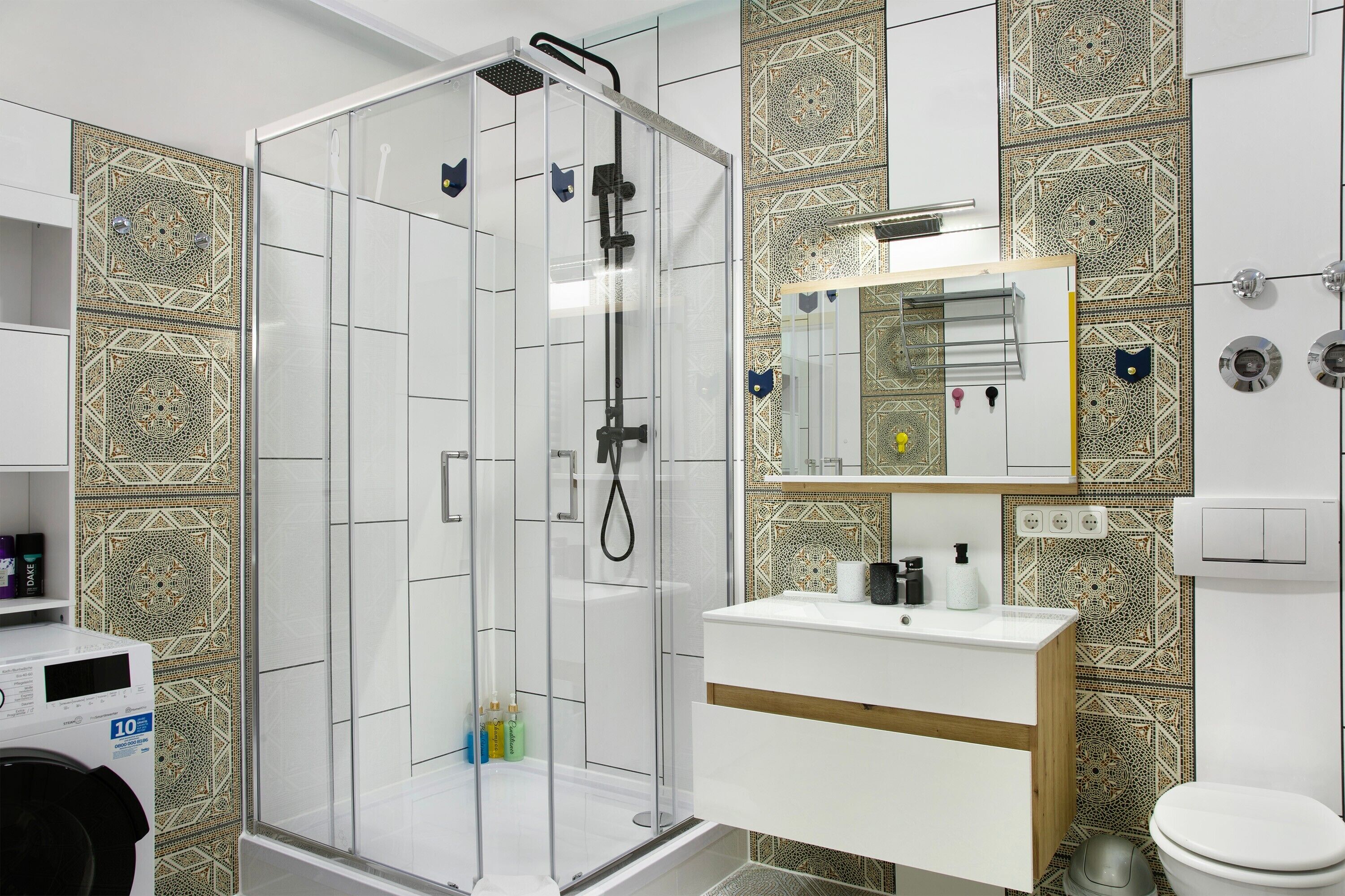 Regadera, secadora de cabello, toallas 