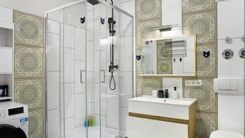 Regadera, secadora de cabello, toallas