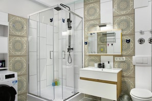 Dusche, Haartrockner, Handtücher