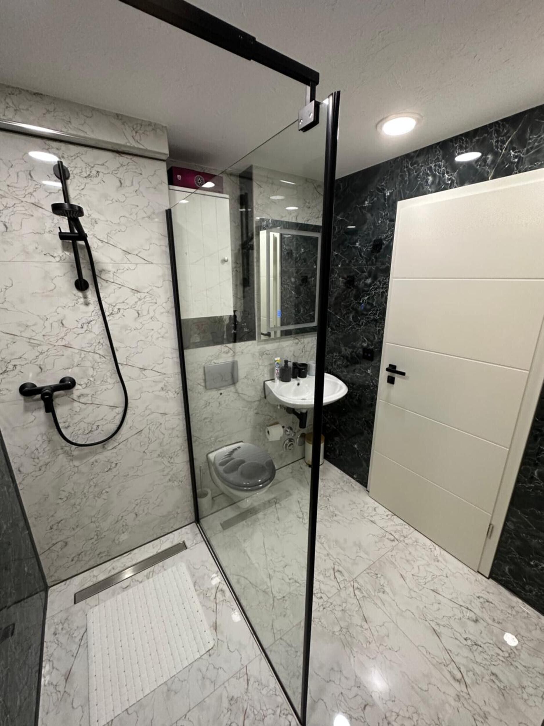Een douche, een haardroger, handdoeken