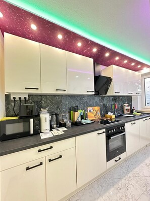 Refrigerador, microondas, horno, placa de cocina