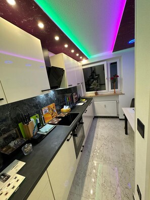 Jääkaappi, mikroaaltouuni, uuni, liesi