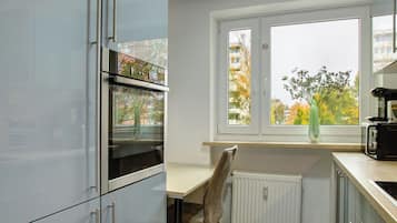 Frigorífico, microondas, horno y placa de cocina
