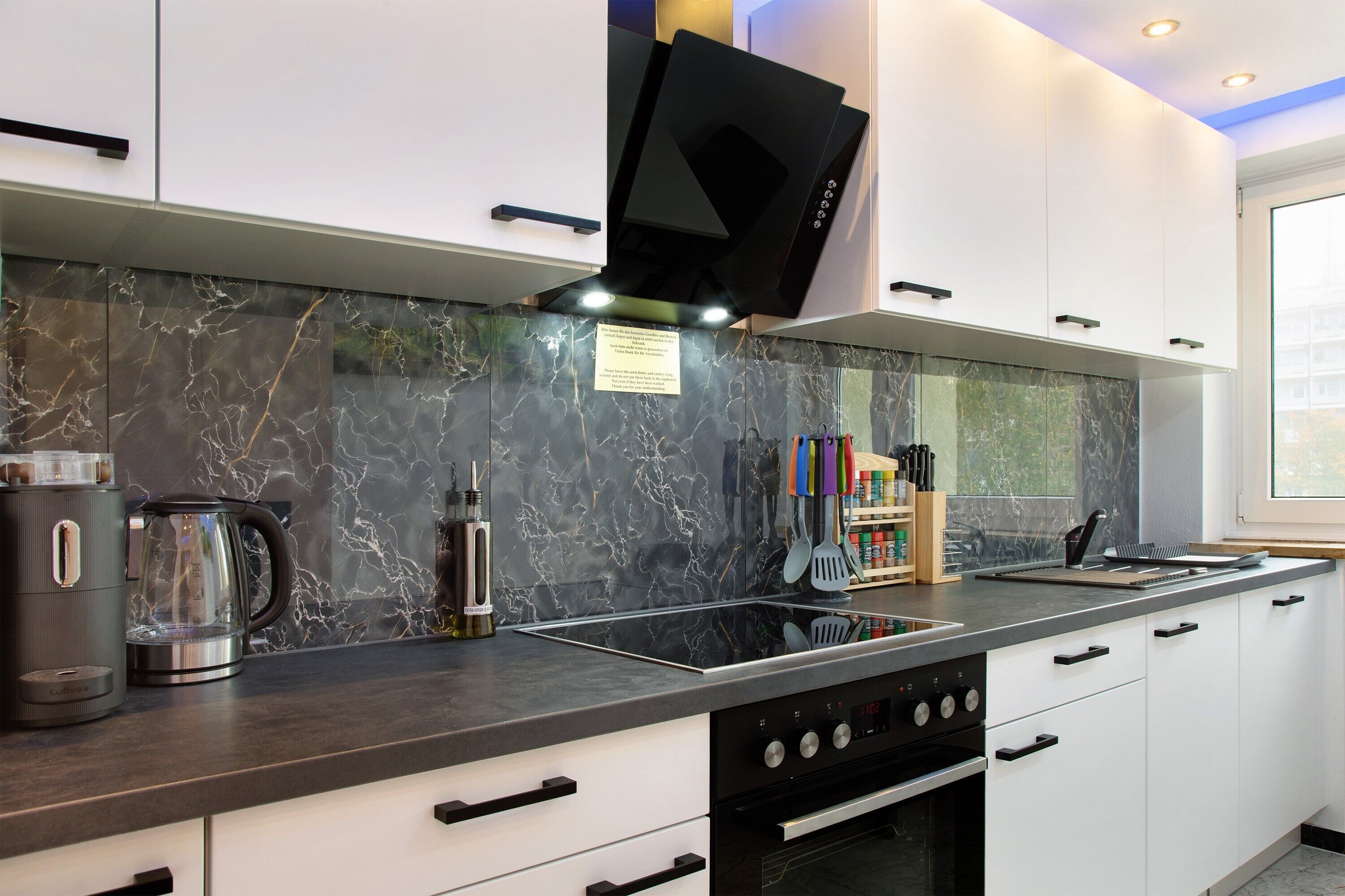 Frigorifero, microonde, forno, piano cottura