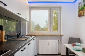 Jääkaappi, mikroaaltouuni, uuni, liesi