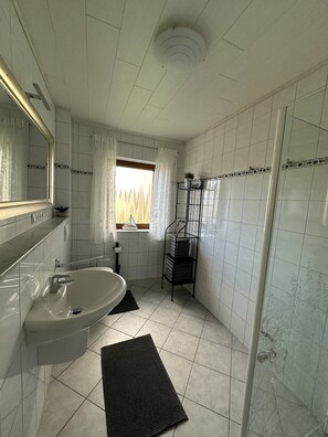 Chuveiro, toalhas de banho