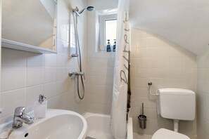 Suihku, ilmaiset hygieniatuotteet, hiustenkuivaaja, pyyhkeet