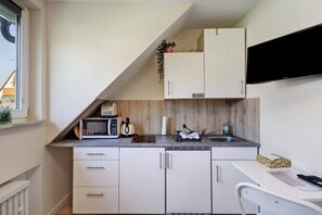 Kjøleskap, mikrobølgeovn, kokeplater og vannkoker