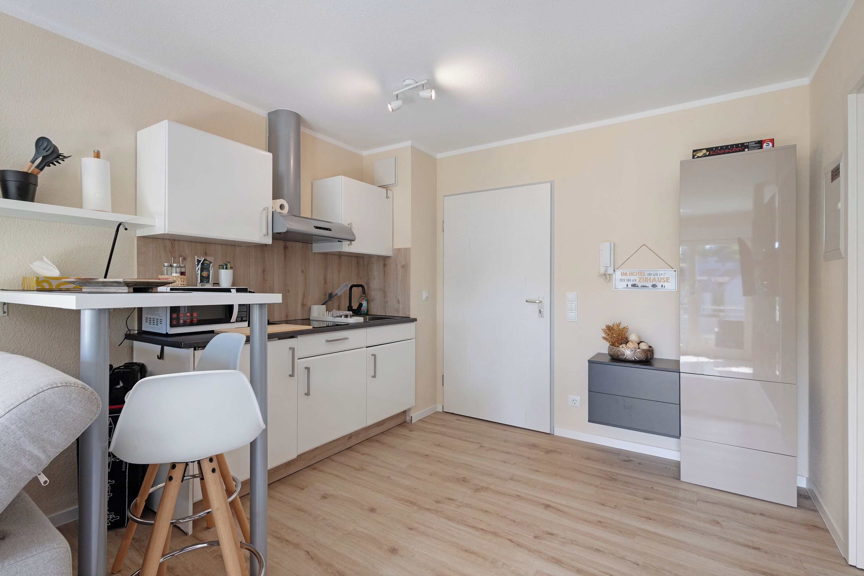 Kylskåp, mikrovågsugn, spishäll och vattenkokare