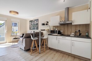 Køleskab, mikrobølgeovn, kogeplade, elkedel