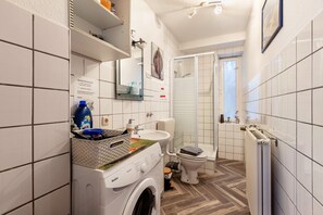Shower, hair dryer, towels - Apartment 'Groth's' with Shared Terrace, Shared Garden and Wi-Fi (Lunden)