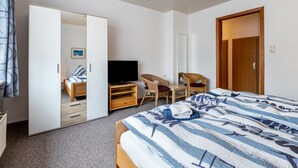 A bedroom with a bed, a TV, a desk, a chair, and a wardrobe. - Apartment 'Groth's' with Shared Terrace, Shared Garden and Wi-Fi (Lunden)