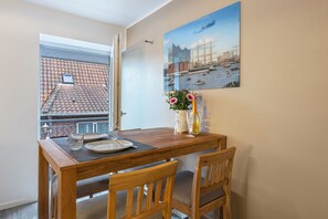 Dining - Apartment 'Ferienwohnung Neu Wulmstorf' with Balcony (Neu Wulmstorf)