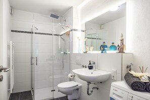 Shower, hair dryer, towels - Apartment 'Ferienwohnung Neu Wulmstorf' with Balcony (Neu Wulmstorf)