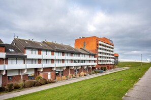 Exterior - Apartment 'Ferienwohnung 27 Sandbank, 80 Qm' with Sea View, Balcony and Wi-Fi (Wangerland)