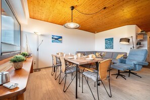 Dining - Apartment 'Ferienwohnung 27 Sandbank, 80 Qm' with Sea View, Balcony and Wi-Fi (Wangerland)