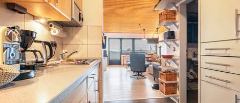 Kühlschrank, Mikrowelle, Ofen, Herdplatte