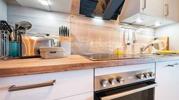 Een koelkast, een oven, een kookplaat, een vaatwasser