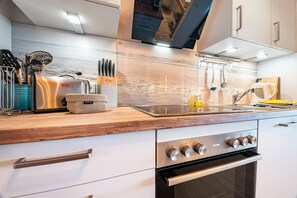 Frigorifero, forno, piano cottura, lavastoviglie