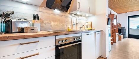 Fridge, oven, stovetop, dishwasher