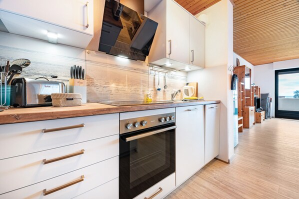 ثلاجة، فرن، موقد طهي مسطح، غسالة أطباق