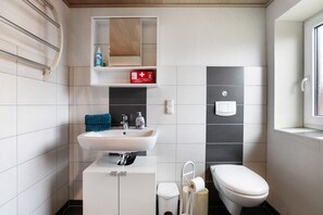 Regadera, secadora de cabello, toallas 