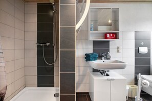 Dusche, Haartrockner, Handtücher