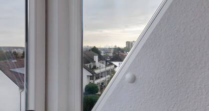 Ferienzimmer 'Taunus-Zimmer Skyline-Blick' mit Wi-Fi