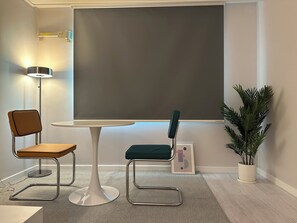 Dizüstü bilgisayar çalışma alanı, ücretsiz kablosuz İnternet 