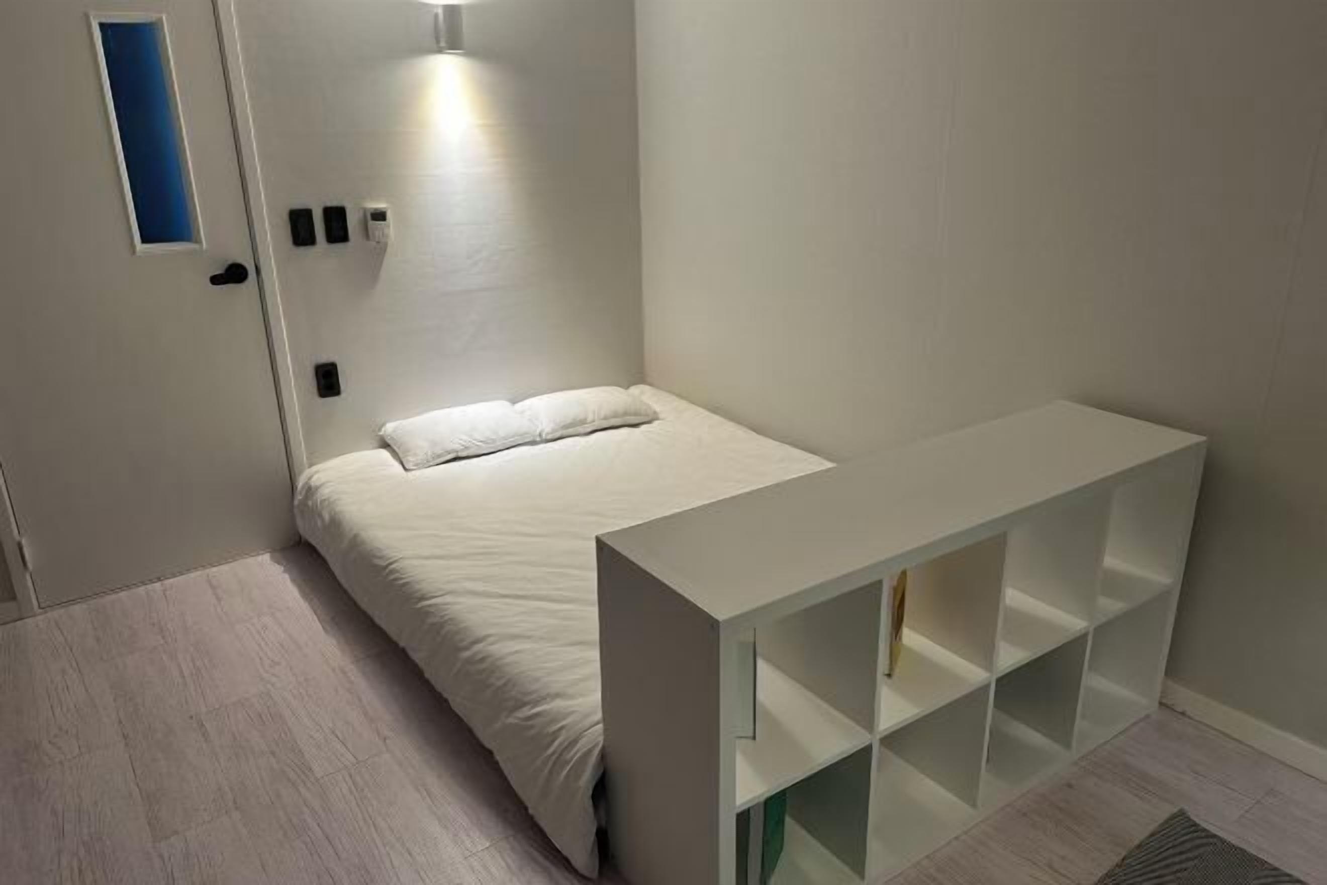 Skrivebord for bærbar PC og wi-fi (inkludert)