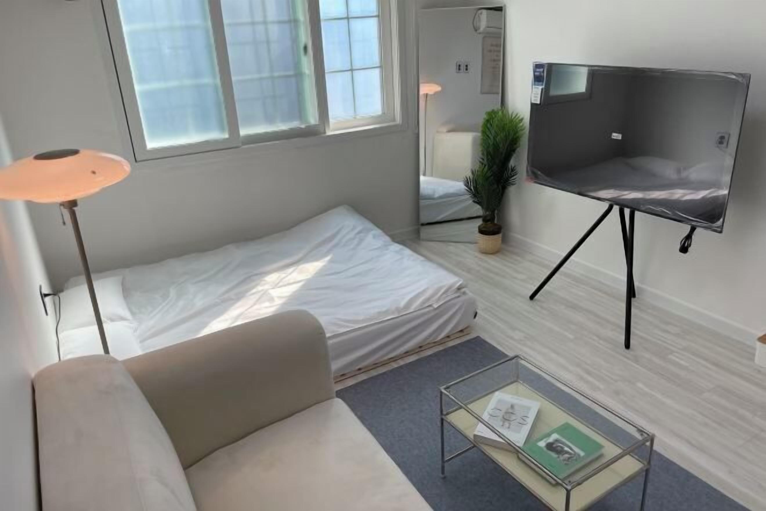 Skrivebord for bærbar PC og wi-fi (inkludert)