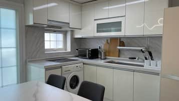 Refrigerador con freezer, microondas, utensilios de cocina