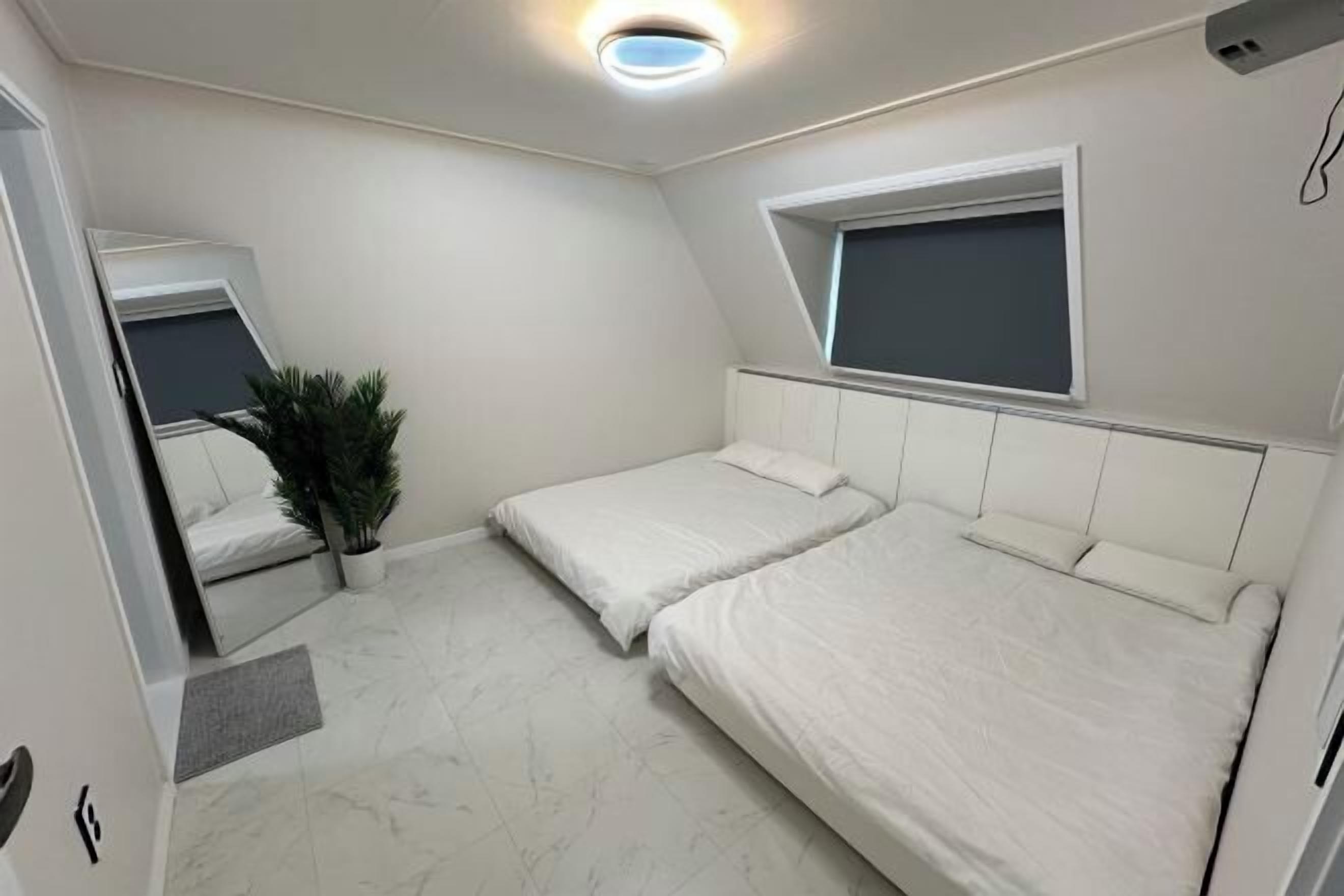 Skrivebord for bærbar PC og wi-fi (inkludert)