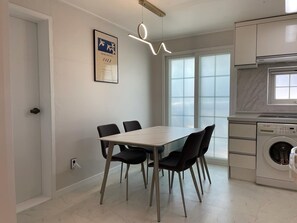 단체룸 10인실 | 객실 내 식사 공간