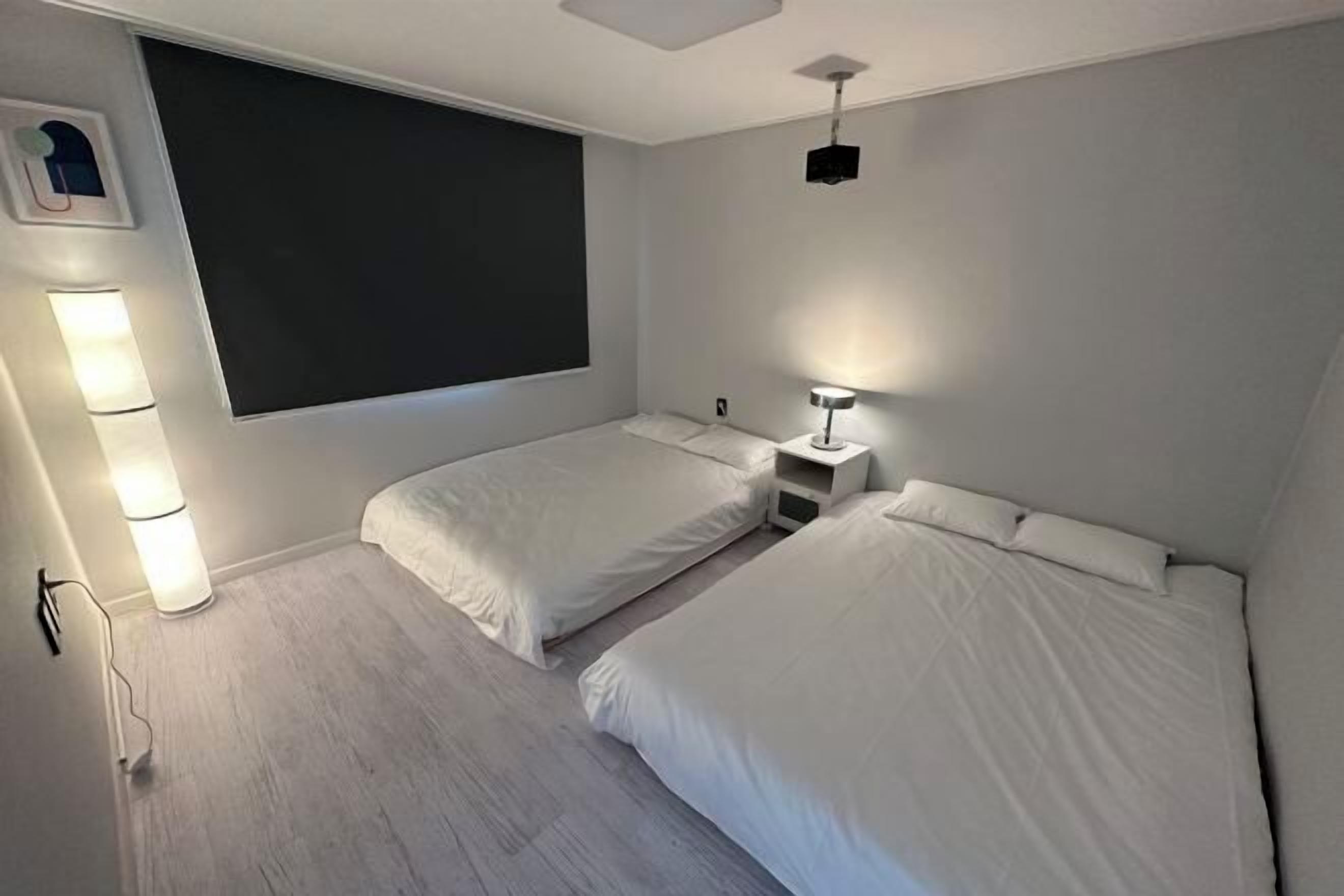 Skrivebord for bærbar PC og wi-fi (inkludert)