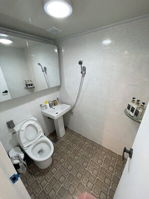 Group Room for 10 people | Banyo | Duş, ücretsiz banyo/kozmetik ürünleri, saç kurutma makinesi, terlik 